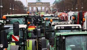 Kmetje zavzeli Berlin: Če nam vlada ne bo prisluhnila, januarja sledijo veliki upori #video