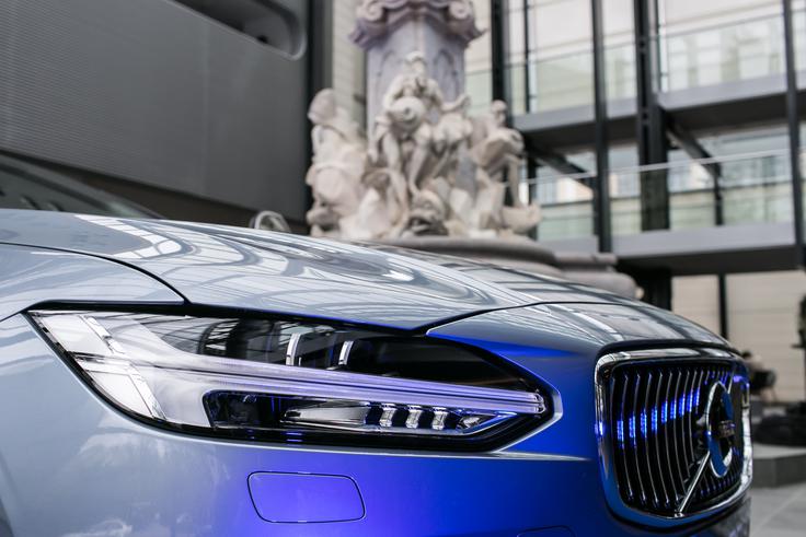 Volvo S90 - predpremiera v Narodni Galeriji v Ljubljani S90 je upravičeno samozavesten avtomobil. Pooseblja bogastvo tradicije, spreminja in aktivno sooblikuje novo dobo mobilnosti ter razkriva svoj drugačen značaj. Zaznamujejo ga številni najbolj inovativni varnostni, tehnološki in komunikacijski sistemi. | Foto: Klemen Korenjak