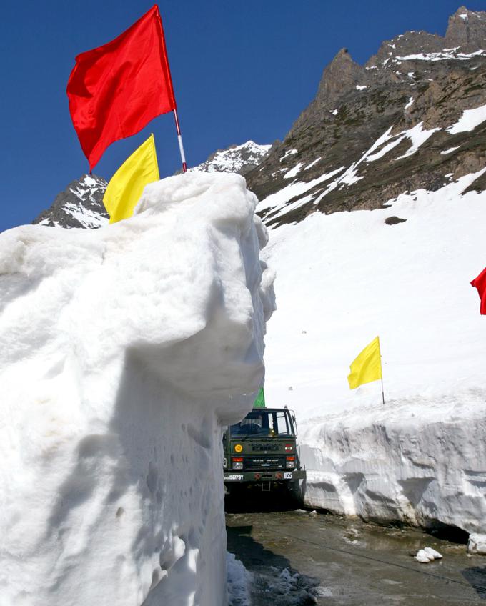Nevarni prelaz Zojila - Himalaja | Foto: Reuters
