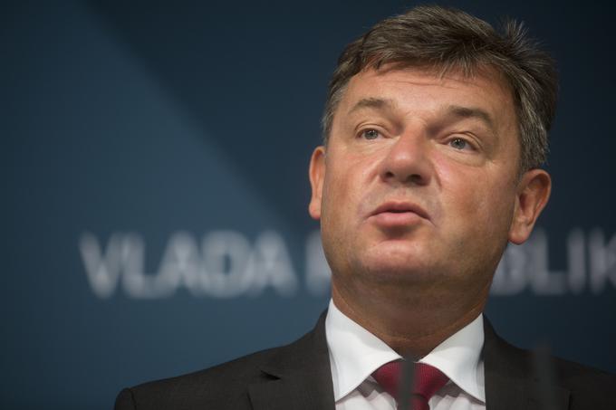 Je premier Cerar ministra za infrastrukturo Petra Gašperšiča pripravljen žrtvovati že pred interpelacijo? | Foto: Matej Leskovšek