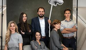 Prvi v Sloveniji so skočili v posel, ki ustvarja zvezdnike prihodnosti