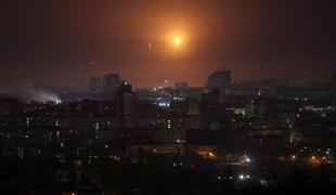 Rusi zjutraj sprožili obsežen napad na Kijev: zadeli tudi vrtec #vŽivo