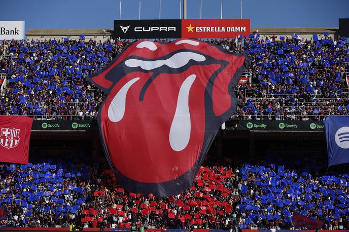 Rolling Stones Barcelona | Navijači Barcelone so na el clasicu priložnostno sodelovali z glasbeno skupino Rolling Stones. | Foto Reuters