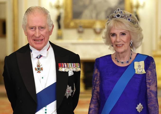 Kraljica soproga Camilla si je za večerjo nadela tiaro, ki je bila last pokojne monarhinje. To je njena prva krona, odkar je njen mož kralj Karel III. zasedel prestol. | Foto: Profimedia