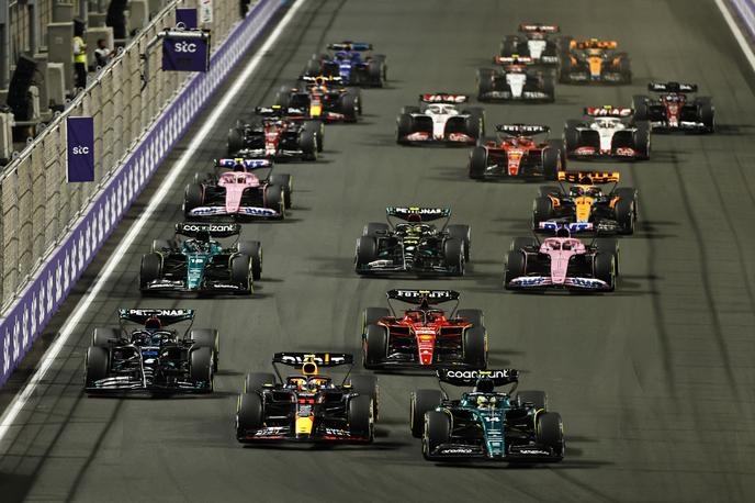 VN Savdske Arabije štart Alonso Perez | Štart velike nagrade Savdske Arabije: Fernando Alonso je prehitel Sergia Pereza. | Foto Reuters