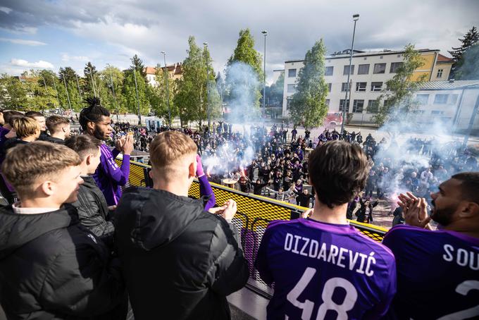 Gledalcev na stadionu ni smelo biti, so se pa Mariborčani takole poveselili z navijači. | Foto: Jure Banfi/alesfevzer.com