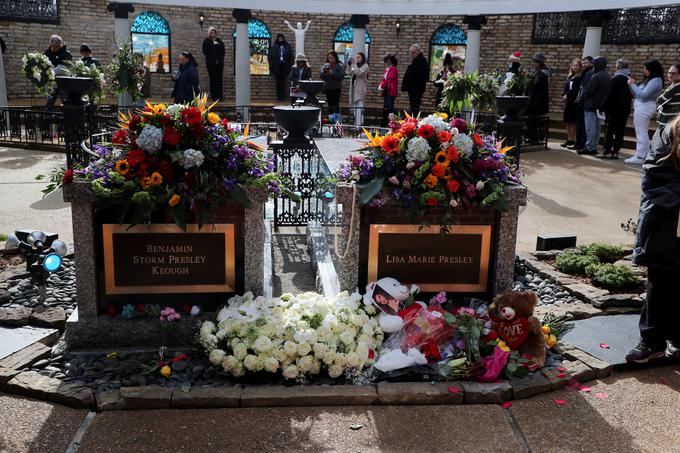Lisa Marie je pokopana poleg svojega sina Benjamina Keougha, ki je umrl leta 2020. | Foto: Reuters