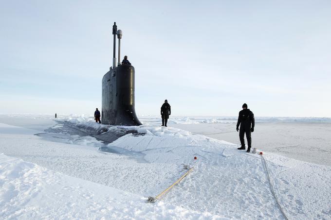 Skozi tanek led v zalivu Prudhoe je pred leti pokukala ameriška podmornica New Hampshire. | Foto: Reuters