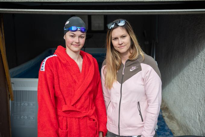 Nekdanja plavalka Metka Sparavec je danes trenerka plavanja, s plavanjem pa se ukvarjata tudi obe njeni hčeri. Na fotografiji je s starejšo hčerko Katjo Fain, ki velja za eno najbolj perspektivnih plavalk v Sloveniji. | Foto: Matjaž Vertuš
