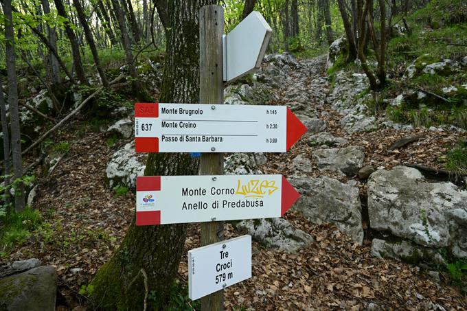 Pot je lepo markirana (številka 637). Sledimo oznakam za Corno, Brugnolo in Creino. | Foto: Matej Podgoršek