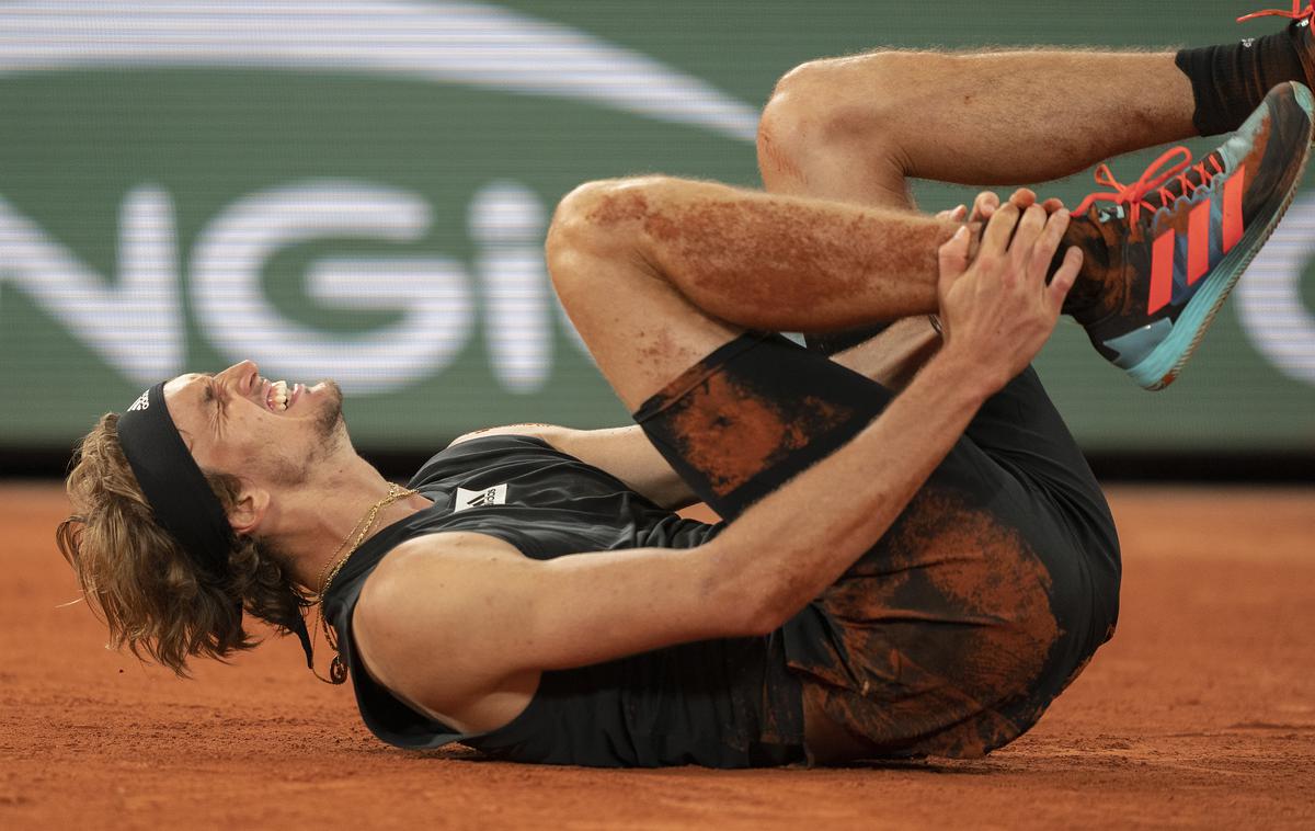 Alexander Zverev | Alexander Zverev si je v polfinalu Roland Garrosa natrgal več stranskih vezi v desnem gležnju. | Foto Reuters