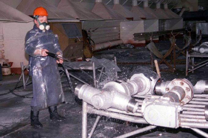 Pozneje so se pojavila namigovanja, da sovjetske oblasti (Ukrajina je takrat spadala še pod Sovjetsko zvezo) vsem delavcem, ki so jih imenovali likvidatorji in ki so bili pri odpravljanju posledic nesreče v Černobilu v stiku z radioaktivnimi materiali, niso razkrile, kako nevarno delo pravzaprav opravljajo. | Foto: Reuters