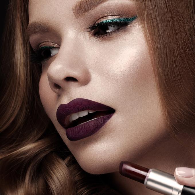 Poskusite z drznejšim odtenkom šminke; rdečo naj zamenja rjava ali temno vijolična. | Foto: Thinkstock