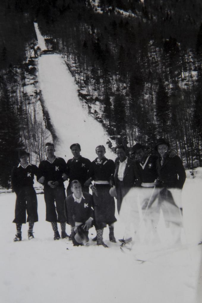 Prvi svetovni planiški rekorder Birger Ruud v družbi norveških skakalcev leta 1934 na prvi mednarodni tekmi v Planici. | Foto: Osebni arhiv Demetra Bitenca