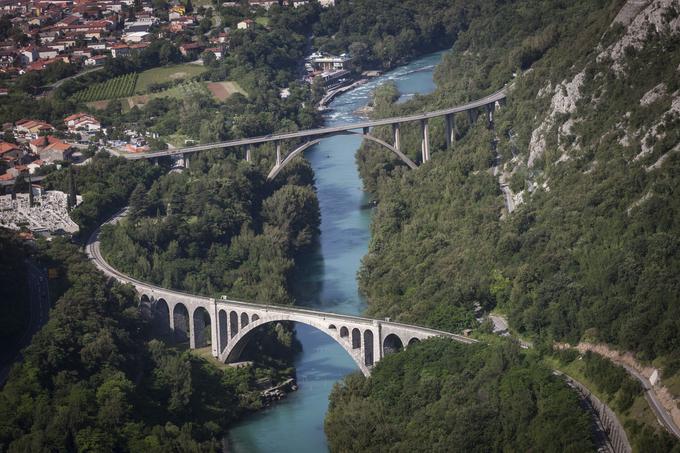 Solkanski most, natančneje njegov kamniti lok, je vse od odprtja leta 1906 svetovni rekorder med železniškimi mostovi. V ozadju je cestni most Osimske ceste, ki povezuje Novo Gorico prek italijanskega ozemlja (slaba dva kilometra) z Goriškimi brdi. | Foto: Matej Leskovšek