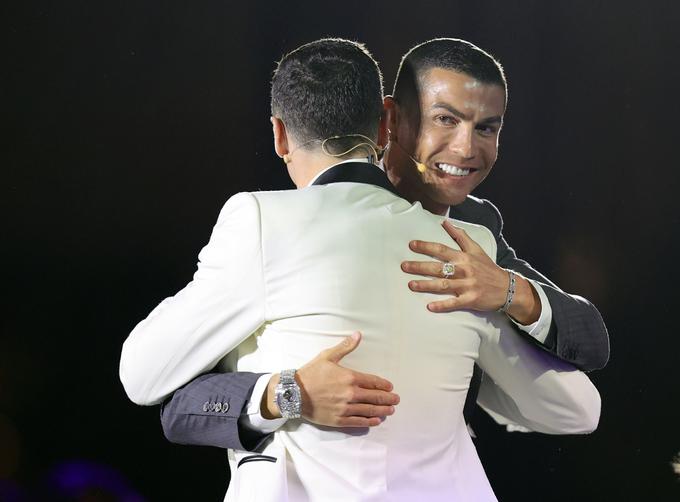 Cristiano Ronaldo je za en gol prehitel Roberta Lewandowskega. Takole sta se objela na nedavni podelitvi Globe Soccer Awards v Dubaju. Portugalec je prejel nagrado za najboljšega nogometaša tega tisočletja, Poljak pa za najboljšega v letu 2020. | Foto: Reuters