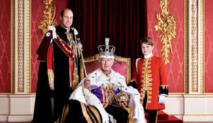 Britanski kralj kronanje zaznamoval tudi s fotografijo s prestolonaslednikoma #foto