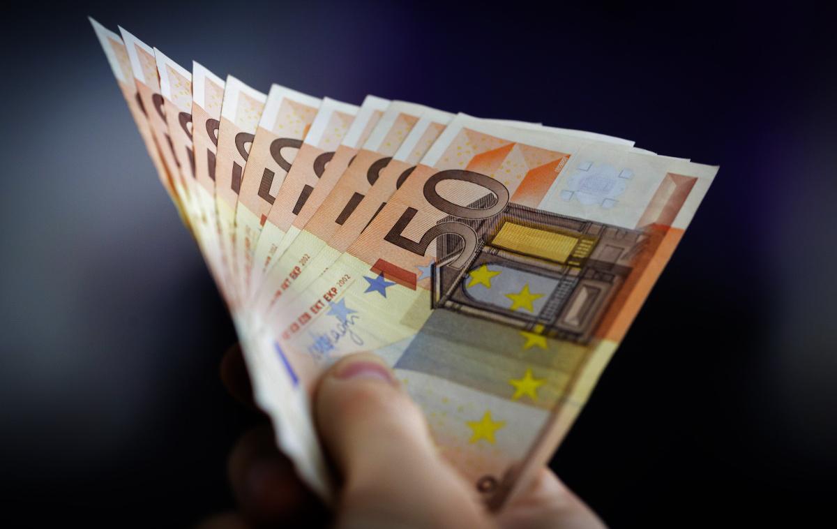 Evri, bankovci | V evrskem območju se je inflacija znižala za 0,2 odstotne točke.  | Foto Guliver Image