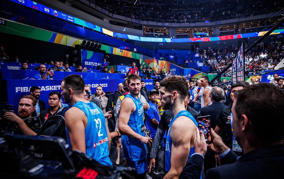 slovenska košarkarska reprezentanca | Luka Dončić je po tekmi mladi družini podelil priznanje, ki ga je prejel kot najboljši igralec tekme. | Foto FIBA