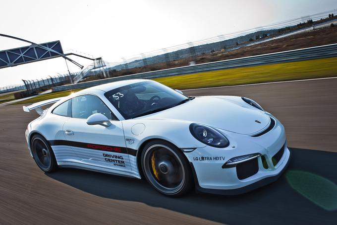 Porsche GT3 ima štirikolesni volan: pri hitrosti do 50 km/h se zadnja kolesa obračajo v nasprotni smeri kot prva, nad to hitrostjo pa se obrnejo v isto smer kot zadnja. V praksi se to štirikolesno krmiljenje pri nizkih hitrostih obnaša, kot da bi vozili bolj okreten avtomobil s krajšo medosno razdaljo, kar pride prav na parkiriščih in v mestu, pri visokih hitrostih pa je avtomobil še natančneje vodljiv in stabilen. | Foto: Porsche