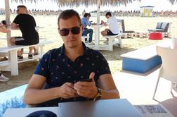 Šokantno: mladi znani Slovenec brezplačno razkrije, kako preprosto zasluži vsaj 300 evrov na dan med uživanjem na peščeni plaži