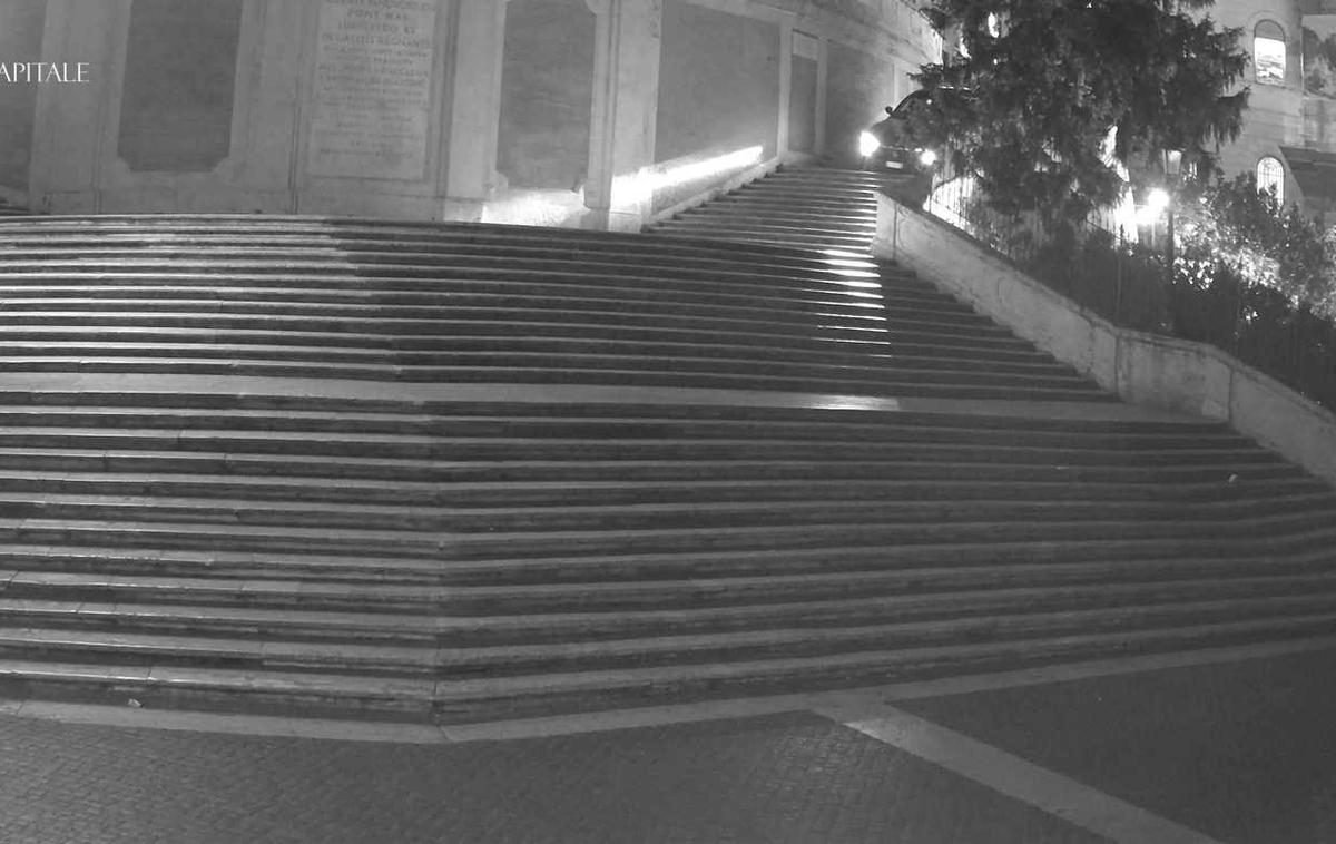Maserari Rim | Voznik najetega maseratija med spuščanjem po stopnicah. | Foto policija