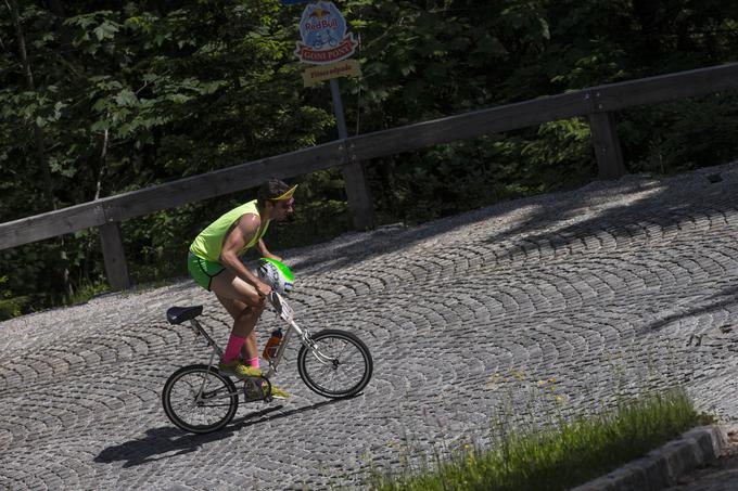 Če je kak gorski prelaz v Sloveniji, pri katerem si ljudje med seboj izmenjujejo rezultate in se hvalijo, koliko časa potrebujejo za vzpon, je to Vršič. | Foto: Stanko Gruden/Red Bull Content Pool