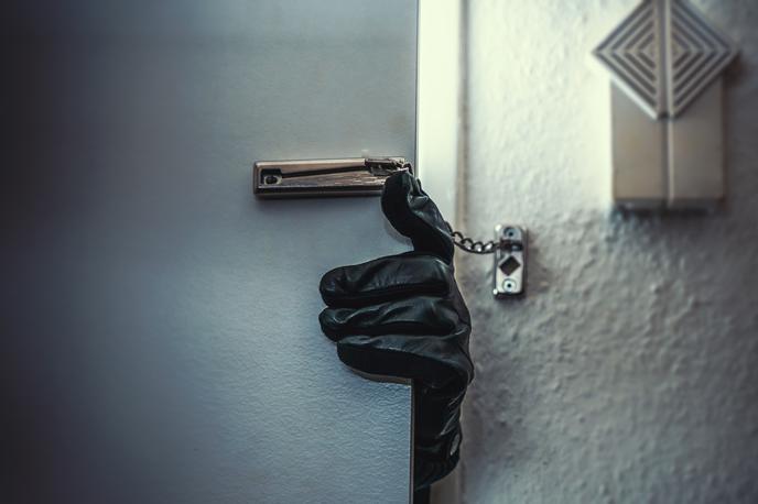 Ropar. Tat. Kraja. Pištola. Grožnja. Grožnje. Nož. Vlom. | Osumljenca sta v priporu.  | Foto Shutterstock