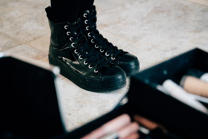 "V moji garderobi s čevlji boste našli največ gležnarjev, bodisi s petkami ali s podplati. V njih se najbolje počutim. Morajo pa biti malce posebni (smeh op.p.)," razloži Maja Gorenc.  | Foto: 