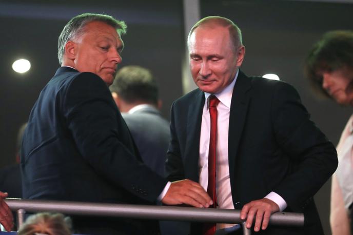 Madžarski premier in ruski predsednik | Viktor Orban in Vladimir Putin sta tesna zaveznika, zaradi česar so Orbanovi kritiki madžarskemu premierju nadeli vzdevka madžarski Putin in Putinov trojanski konj v EU. Orbanovi kritiki so prepričani, da Madžarska postaja avtoritarna država v slogu Putinove Rusije. Orban je že leta 2014 napovedal, da skuša iz Madžarske narediti neliberalno državo in kot zgleda navedel Rusijo in Kitajsko. Na fotografiji: Putin in Orban v Budimpešti leta 2018. | Foto Guliverimage