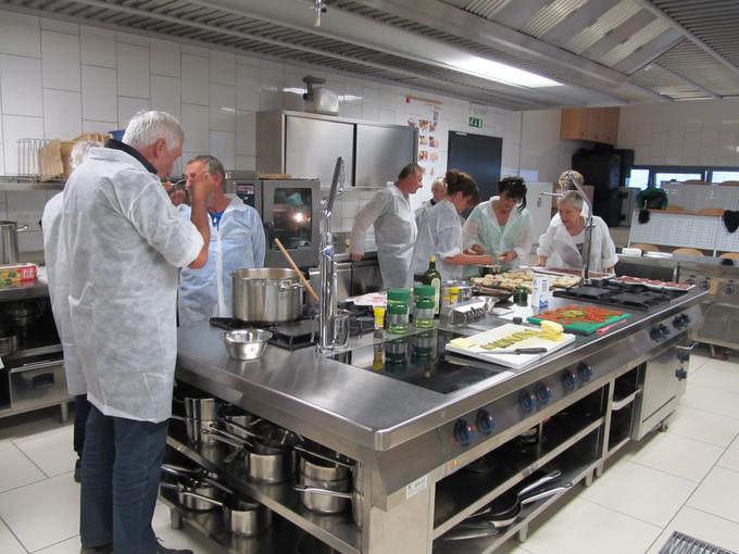 Oskrbniki so se v okviru seminarja med drugim lotili tudi dela v kuhinji in eden drugemu pripravili večerjo. | Foto: Arhiv Planinske zveze Slovenije