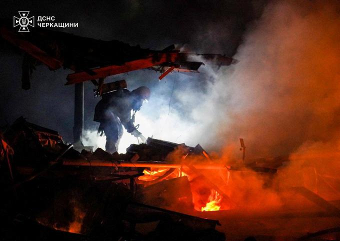 Ukrajinski minister za energetiko je sporočil, da je bila med drugim napadena energetska infrastruktura v regiji Čerkasi. | Foto: Reuters