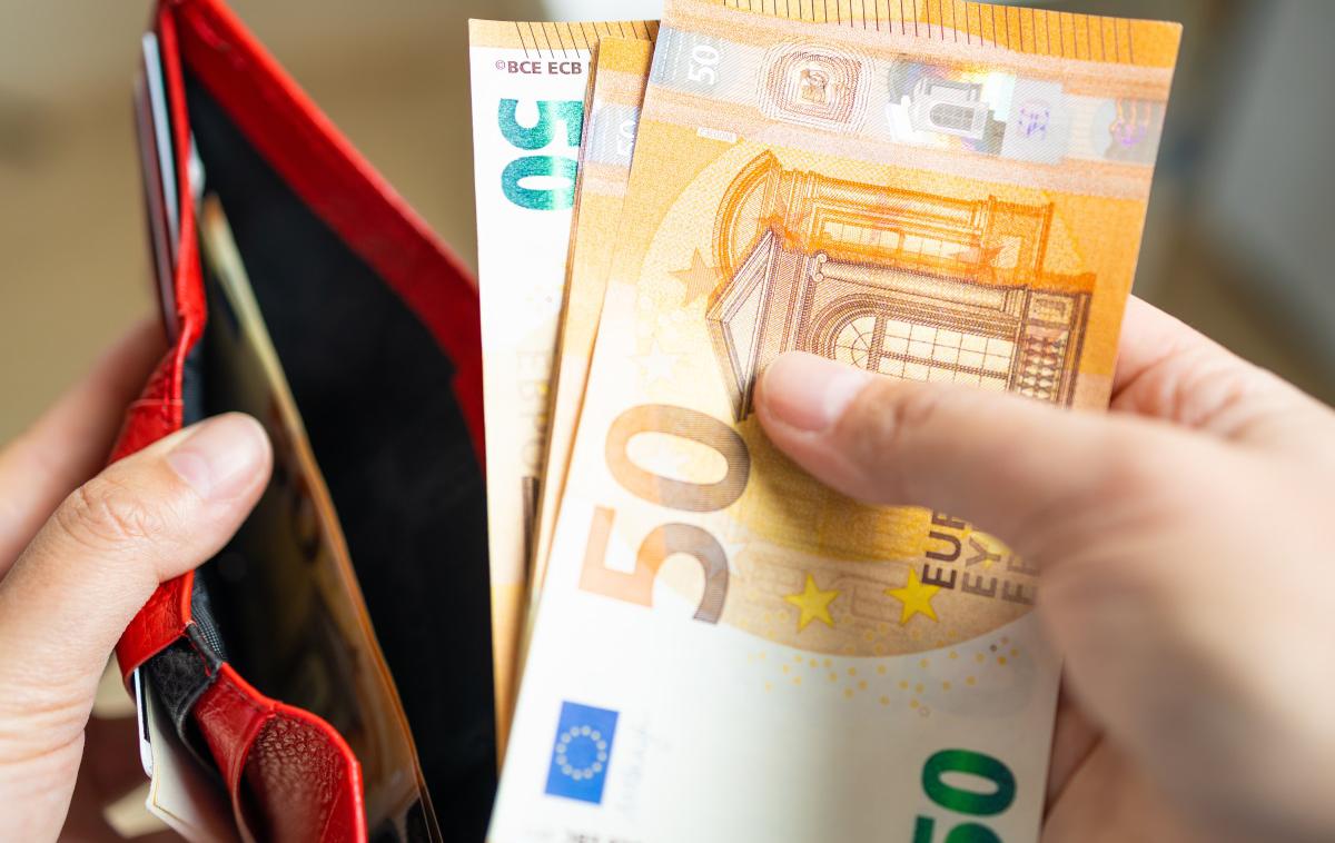 denar | Povprečna bruto plača v državi je lani po podatkih statističnega urada znašala 2023,92 evra. | Foto Shutterstock