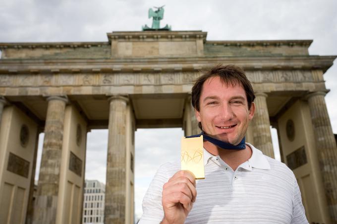 Tako je našemu fotografu poziral pred znamenitimi brandenburškimi vrati z zlato medaljo s svetovnega prvenstva leta 2009 v Berlinu. | Foto: Vid Ponikvar