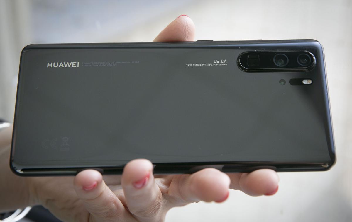 Huawei P30 Pro | Pametni telefoni Huawei (na fotografiji je model P30 Pro) so med uporabniki v zadnjih letih zelo priljubljeni. Huawei se je na krilih odlične prodaje zavihtel že na drugo mesto največjih proizvajalcev pametnih telefonov. | Foto Bojan Puhek