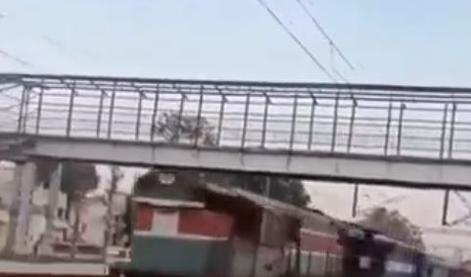 Pobegli vlak v Indiji brez strojevodje prevozil 70 kilometrov #video