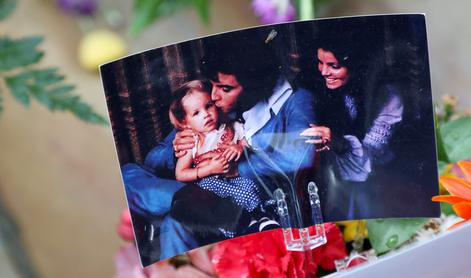 Poslovili so se od Lise Marie Presley, ki je pokopana poleg očeta in sina #video