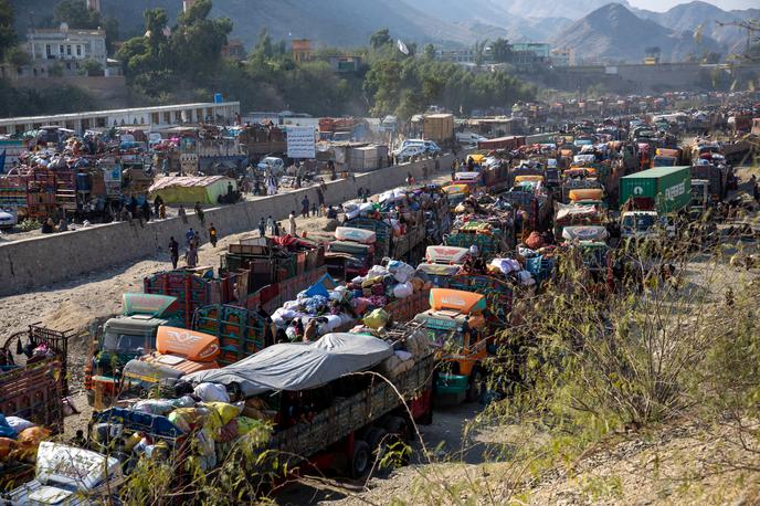 Afganistan, Pakistan, priseljenci | Pakistanske oblasti so odredbo o izgonu priseljencev, ki v državi bivajo nezakonito, izdale pred mesecem dni. Od takrat je Pakistan zapustilo najmanj 140 tisoč Afganistancev, po nekaterih podatkih pa že več kot 165 tisoč. | Foto Reuters