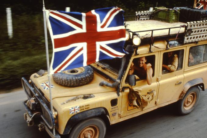 Zmagovalna posadka leta 1989, Britanca Bob in Joe Ives. Leta 1989 so uporabljali vozila land rover defender z 2,5-litrskim turbodizelskim motorjem (85 'konjev'), stalnim štirikolesnim pogonom, blokado sredinskega diferenciala in 125-litrsko posodo za gorivo. | Foto: Land Rover