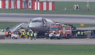 Ena najhujših letalskih nesreč v Rusiji: vzrok naj bi bila strela #video