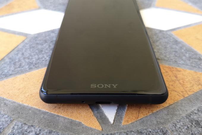 Sony Xperia XZ2 Compact je bil od izidu malce dražji kot lanski XZ1 Compact, v prosti prodaji pa stane približno toliko kot zdaj že leto in pol stari iPhone 7, lanski Samsung Galaxy S8 (če najdete res dobro kupčijo) ali dve leti stari Samsung Galaxy S7 edge.

 | Foto: Matic Tomšič
