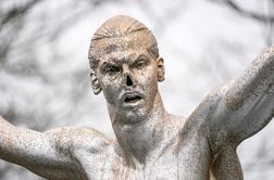 Ibrahimovićev kip popravljen, a bo ostal skrit očem javnosti
