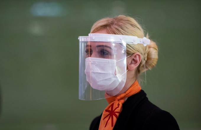 Kombinacijo obraznega ščita in zaščitne maske že uporabljajo tudi drugod kot le v zdravstvu, na primer na letališčih ali v nekaterih restavracijah, a je v splošnem še vedno precej manj razširjenja od nošnje izključno zaščitnih mask. | Foto: Reuters