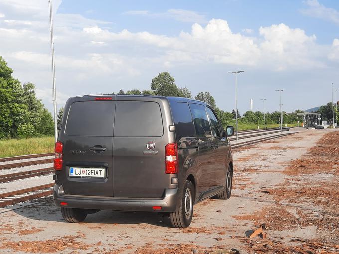 Scudo je tovorno vozilo, zato je stekli na zadnjih vratih zamenjala pločevina.
 | Foto: Aleš Črnivec