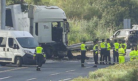 Tovornjak trčil v policijsko nadzorno točko v Španiji, umrlo šest ljudi
