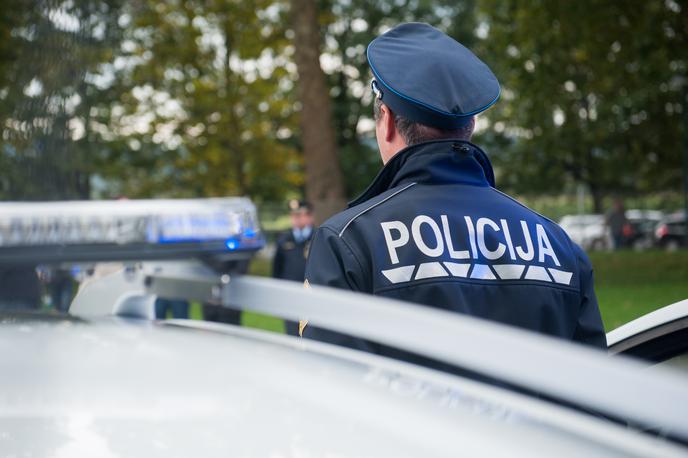 slovenska policija | V postopku je voznik poskušal podkupiti policista, da mu ne bi izrekel predpisanih sankcij za storjeni prekršek, in mu izročil tisoč evrov v gotovini.  | Foto Siol.net
