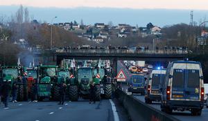 Kmetje v Franciji in drugod po Evropi ne popuščajo
