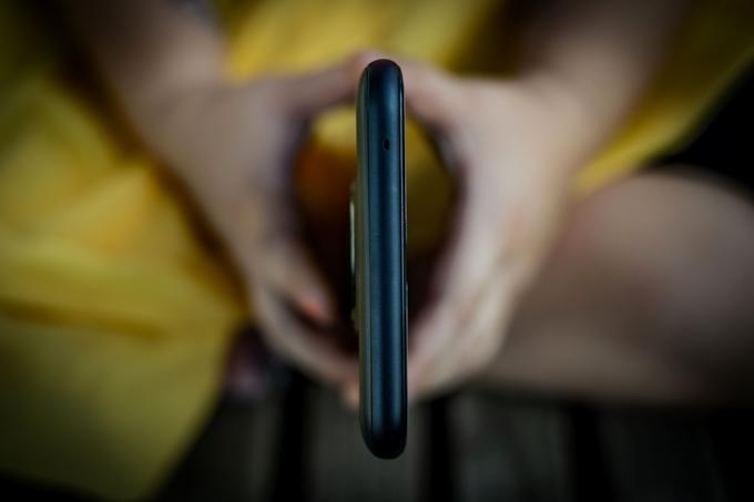 Debelina telefona Nokia X10 je malo več kot devet milimetrov. | Foto: Ana Kovač