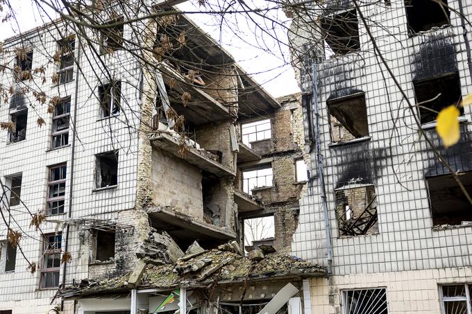 Stanovanjske zgradbe so bile dobesedno presekane na pol.  | Foto: Ana Kovač