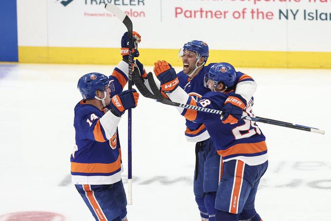New York Islanders so na domačem ledu po dveh podaljških s 3:2 ugnali Carolino Hurricanes. | Foto: Reuters